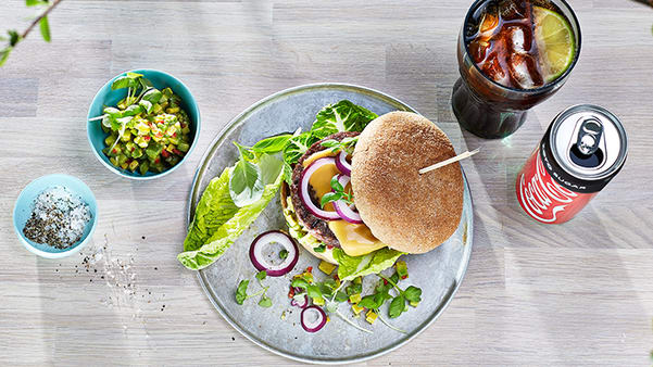 Burger med chunky guacamole, hjertesalat og cheddarost Burger med chunky guacamole, hjertesalat og cheddarost