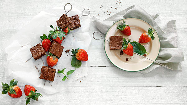 Grillspyd med jordbær og browniebiter Grillspyd med jordbær og browniebiter