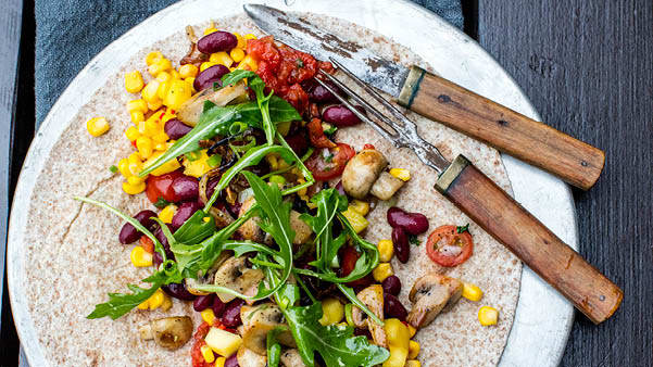 Enchilada med salsa, grønnsaker og bønner Enchilada med salsa, grønnsaker og bønner