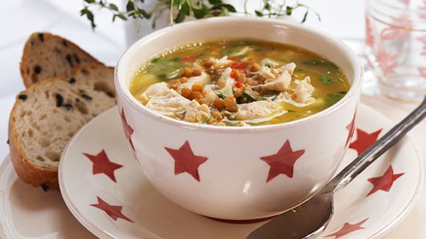 Linsesuppe med kylling og koriander Linsesuppe med kylling og koriander
