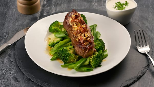 Biff med ristede mandler og grønn brokkolisalat Biff med ristede mandler og grønn brokkolisalat