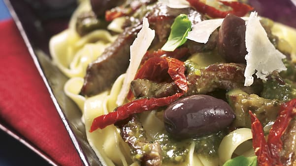 Biffstrimler med pasta og pesto Biffstrimler med pasta og pesto