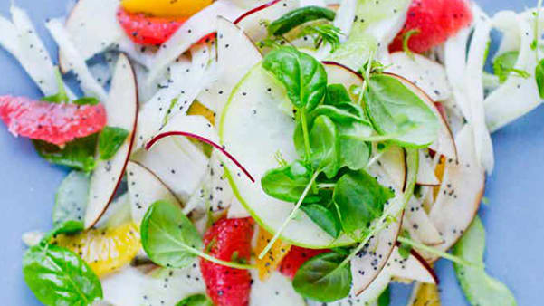 Eple- og fennikelsalat med valmuefrø Eple- og fennikelsalat med valmuefrø