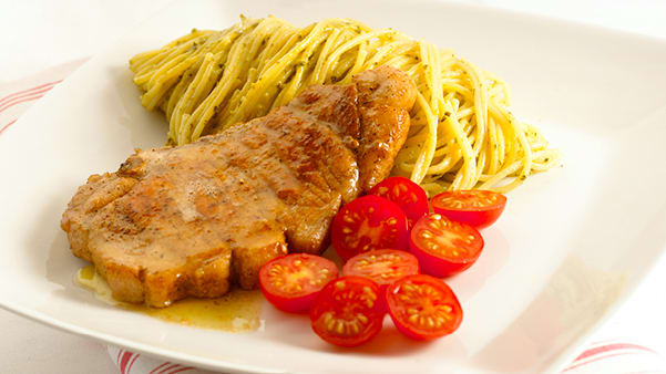 Svinekoteletter med pestospagetti Svinekoteletter med pestospagetti