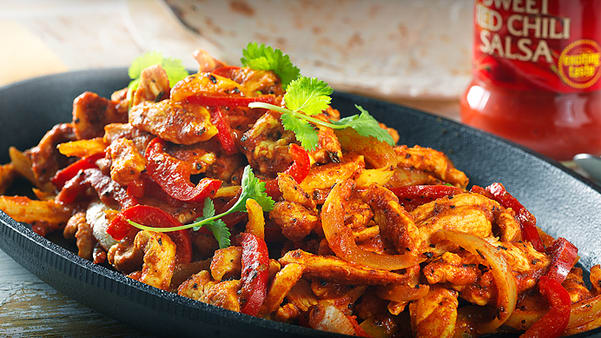 Fajita med kylling servert med guacamole, salsa og revet ost Fajita med kylling servert med guacamole, salsa og revet ost
