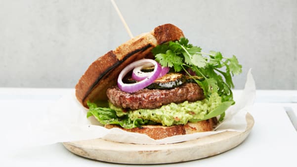 Storfeburger med guacamole Storfeburger med guacamole