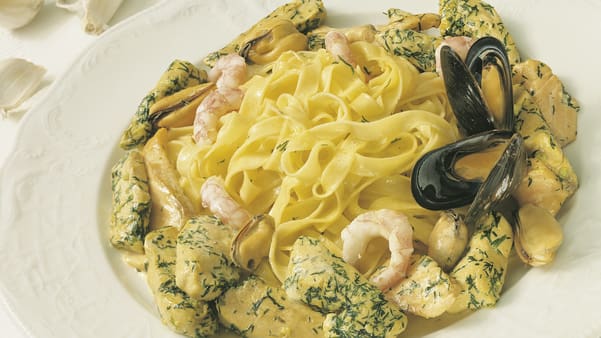 Pasta med kylling, laks, reker og blåskjell Pasta med kylling, laks, reker og blåskjell