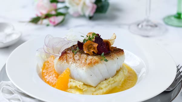 Stekt skrei med appelsinsaus og potetmos Stekt skrei med appelsinsaus og potetmos