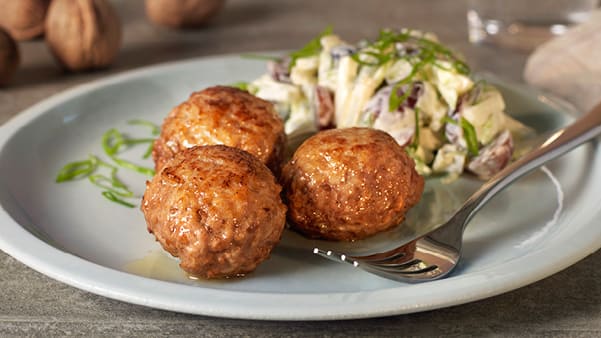Medisterkaker med fruktsalat Medisterkaker med fruktsalat