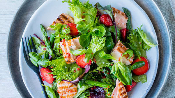 Salat med asparges, laks og jordbær Salat med asparges, laks og jordbær