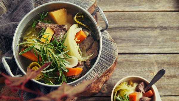 Fersk suppe med kjøtt og sursøt saus Fersk suppe med kjøtt og sursøt saus