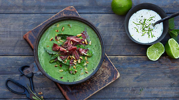 Ertesuppe med limekrem og svineknoke Ertesuppe med limekrem og svineknoke
