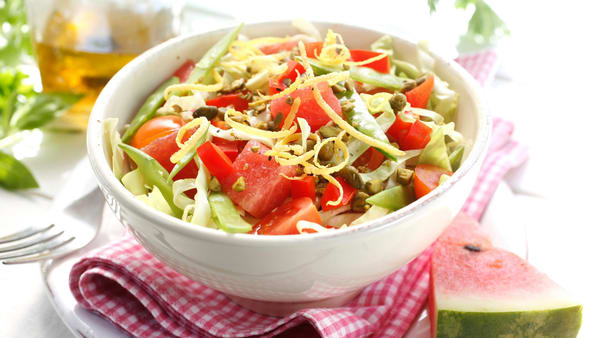 Spisskålsalat med vannmelon og pistasjenøtter Spisskålsalat med vannmelon og pistasjenøtter