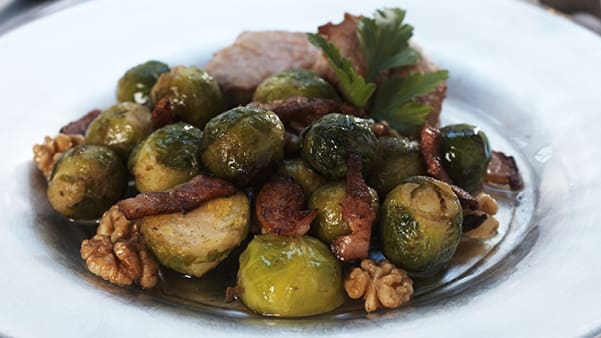 Rosenkål med bacon og valnøtter Rosenkål med bacon og valnøtter