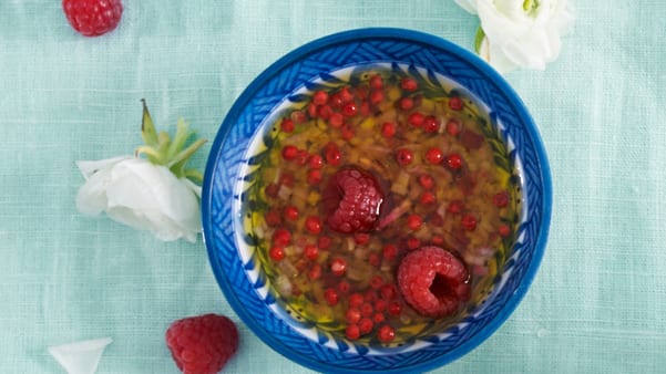 Vinaigrette med bringebær og rosépepper Vinaigrette med bringebær og rosépepper