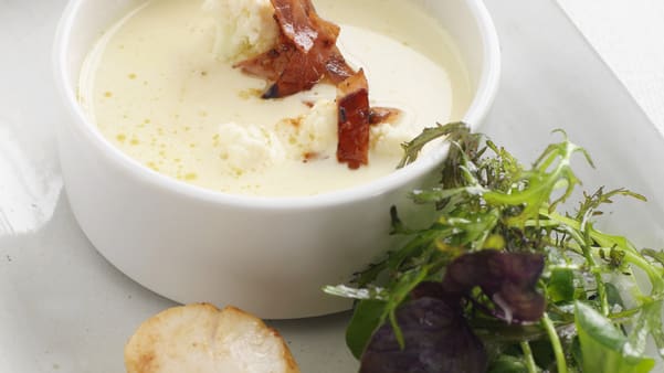 Blomkålsuppe med spekeskinke og kamskjell Blomkålsuppe med spekeskinke og kamskjell