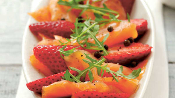 Salat med røkelaks og jordbær Salat med røkelaks og jordbær