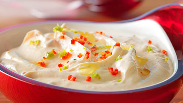 Geitostkrem med jalapenos og frisk creme fraiche - fin til taco Geitostkrem med jalapenos og frisk creme fraiche - fin til taco