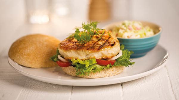 Fiskeburger og coleslaw Fiskeburger og coleslaw