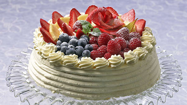 Kremkake med bær og frukt Kremkake med bær og frukt