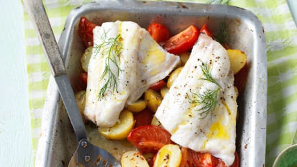 Ovnsbakt fisk med tomat og nye poteter Ovnsbakt fisk med tomat og nye poteter