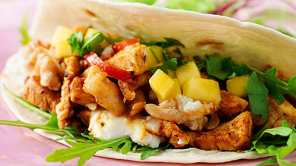 Geitostfajita fylt med krydret kylling og valnøtter Geitostfajita fylt med krydret kylling og valnøtter