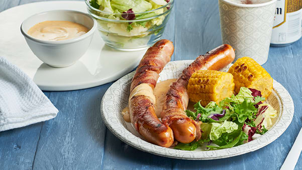 Baconsurret Pølse med peppersaus og maiskolber Baconsurret Pølse med peppersaus og maiskolber