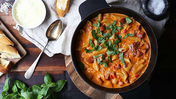 Kremet pastagryte med kjøttpølser Kremet pastagryte med kjøttpølser