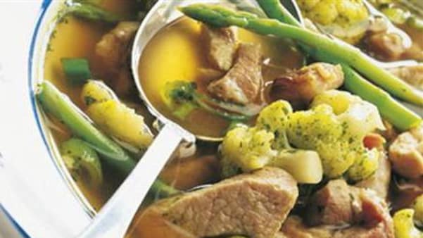 Fersk suppe med svinekjøtt Fersk suppe med svinekjøtt