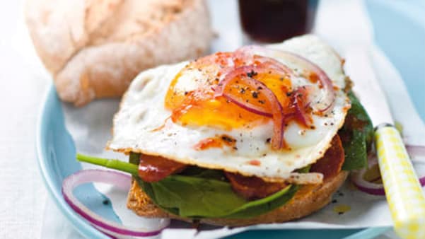 Rundstykke med egg og spekepølse Rundstykke med egg og spekepølse