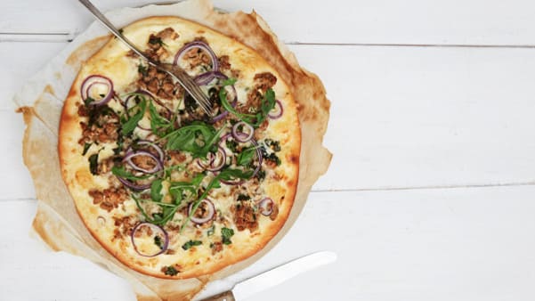 Pizza Cæsar med kalkun og ruccula Pizza Cæsar med kalkun og ruccula