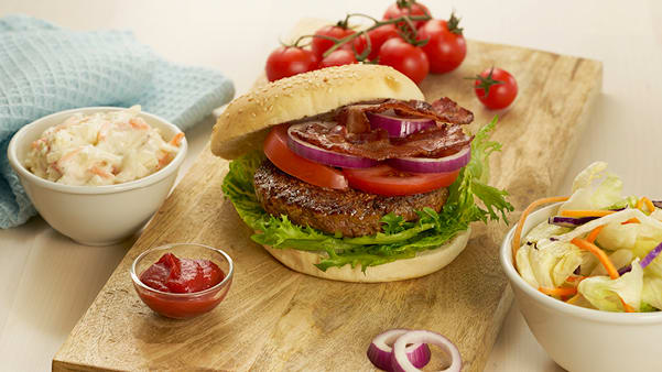 Saftig burger med hjemmelaget cole slaw Saftig burger med hjemmelaget cole slaw