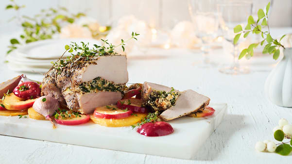 Kalkunfilet med valnøttfyll, smørstekte epler og kålrabiskiver Kalkunfilet med valnøttfyll, smørstekte epler og kålrabiskiver