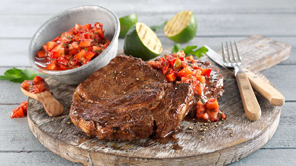 Grillet entrecôte med jordbærsalsa Grillet entrecôte med jordbærsalsa