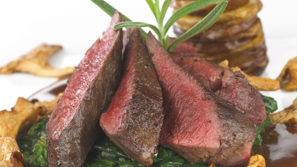 Reinsdyrfilet med pære, potet og sopp Reinsdyrfilet med pære, potet og sopp