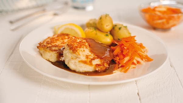 Fiskekaker med råkost Fiskekaker med råkost