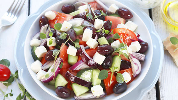 Gresk salat og tzatziki Gresk salat og tzatziki