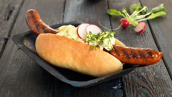 Pølse med sommerlig potetsalat Pølse med sommerlig potetsalat