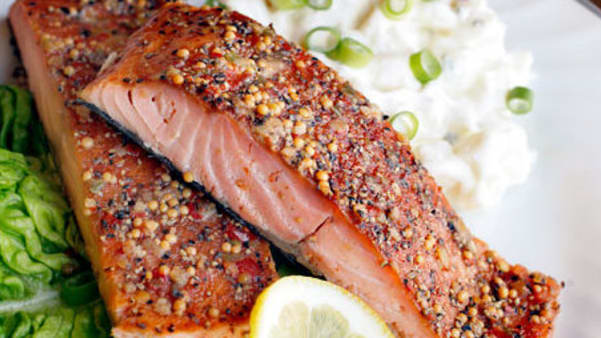 Varmrøkt pepperlaks med potetsalat Varmrøkt pepperlaks med potetsalat