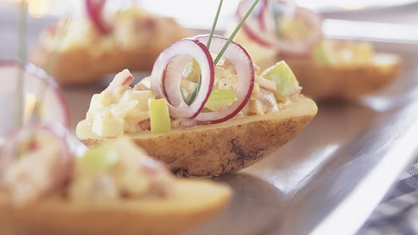 Potetbåt med syltesalat Potetbåt med syltesalat