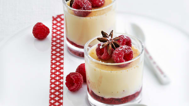 Panna cotta med julekrydrede bringebær Panna cotta med julekrydrede bringebær