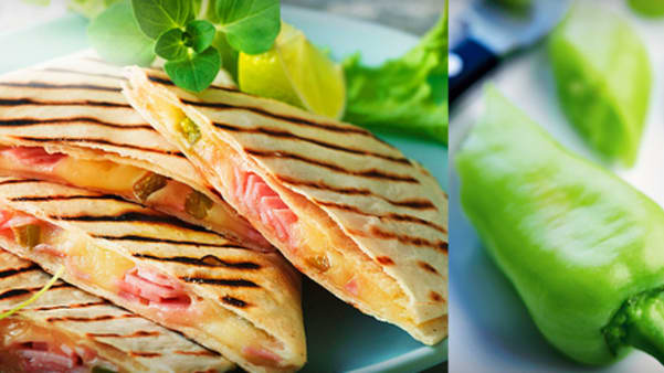 Skinkequesadilla fylt med ost og grønn jalapeño Skinkequesadilla fylt med ost og grønn jalapeño