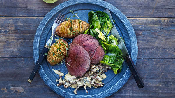 Reinsdyrstek med kantarellsaus Reinsdyrstek med kantarellsaus