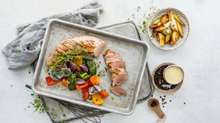 Helgrillet svinefilet med grillede grønnsaker