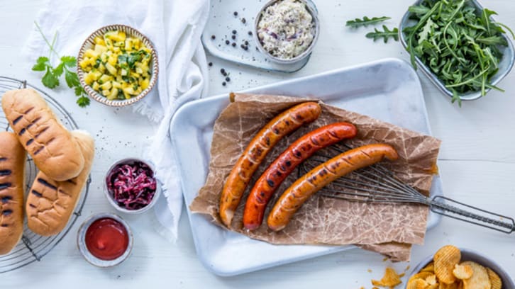 Grillede pølser  med fristende tilbehør