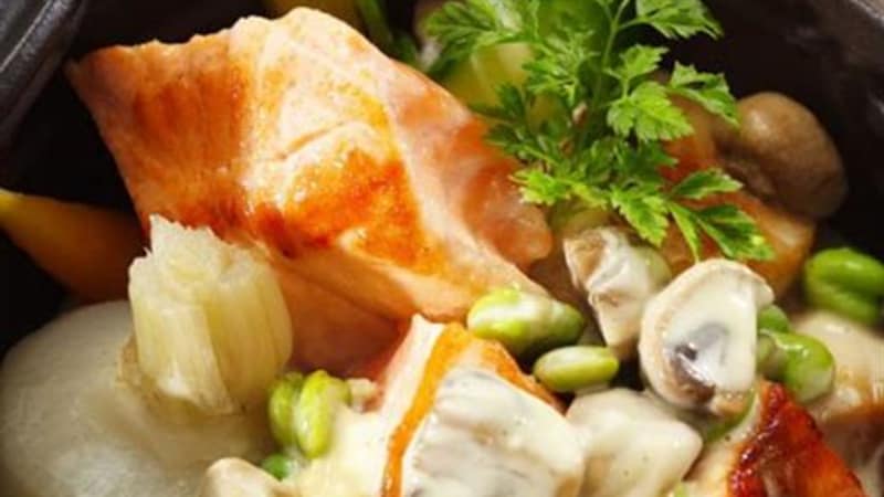 Norsk laks med hvit saus asparges og favabønner