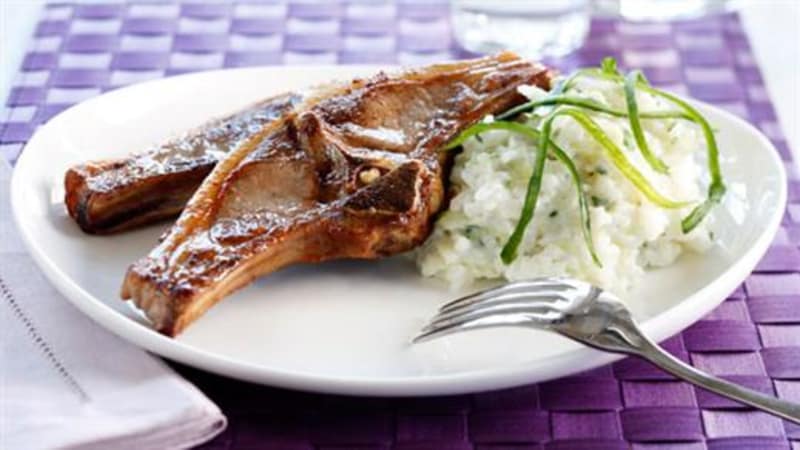 Lammekoteletter med tzatzikirisotto