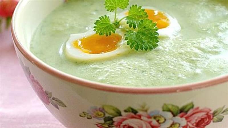 Neslesuppe med smilende egg