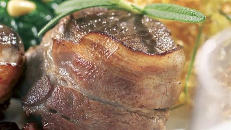 Lammemedaljong med rosinsaus