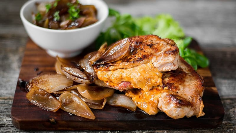 Fylte svinekoteletter med balsamicobakt løk og salat